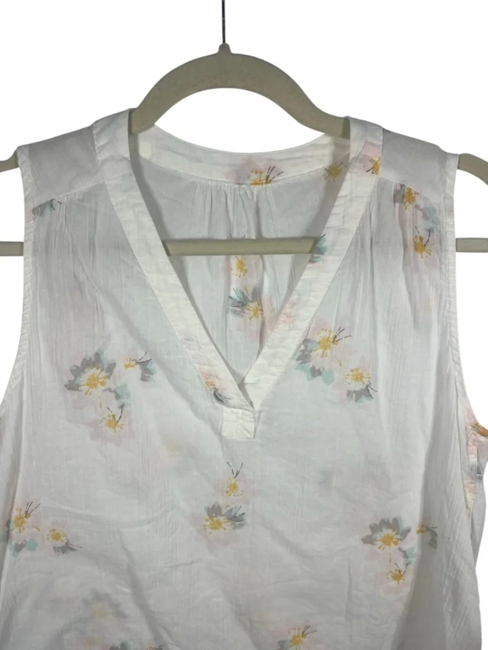 Eddie Bauer Top Womens Medium V Neck Tank Tee Lightweight Sleeveless Breathable - Picture 3 of 5